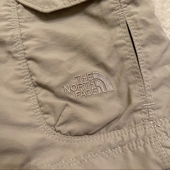 The North Face men’s small beige shorts - Picture 2 of 8